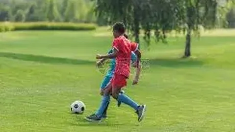 鹿晗深夜返京，高铁站直抵关晓彤住所